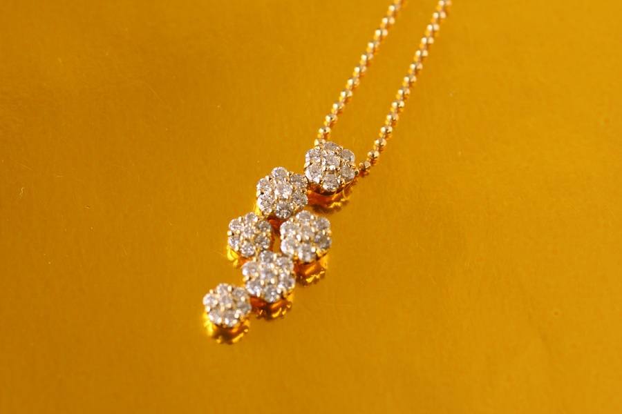 Buy *[Made in Japan] K18 classic flower design diamond pendant