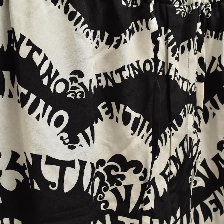Valentino 22SS Silk Shorts XV0RDC608GH Logo pattern silk shorts black/white  50 black/white
