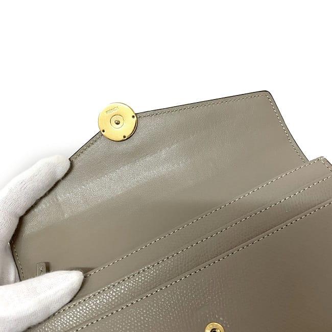 フェンディ 二つ折り 長財布 ベージュ ゴールド エフイズ 8M0251 A18B 財布 レザー 中古 FENDI 美品 ロゴ F サークルロゴ  シンプル