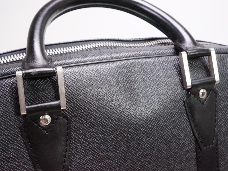 Louis Vuitton Black Taiga Leather Helanga 1 Poche Travel Bag Louis Vuitton