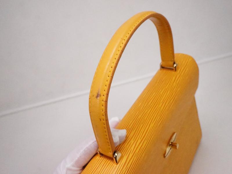 Pre-owned Louis Vuitton Purse In Yellow